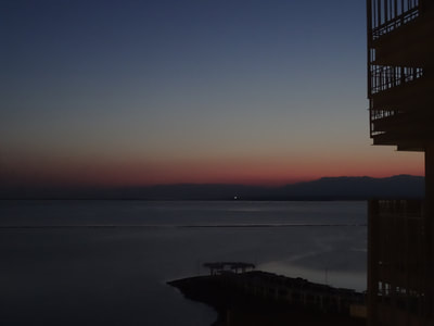 De zonsopkomst boven de Dode Zee / Jordanië.